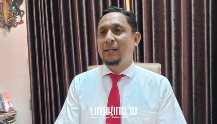 BANGGA:  Kepala Dinas Pendidikan Kabupaten Sumenep, Agus Dwi Saputra, menerima penghargaan Pejabat Penggiat Literasi Nasional 2025 atas dedikasinya dalam mengembangkan budaya literasi. (dok. redaksi Linkking.id)
