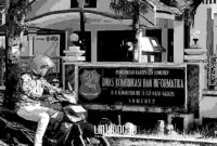 POTRET: Seorang pengendara melintas depan Kantor Dinas Komunikasi dan Informatika Kabupaten Sumenep, Jl KH. Mansur No 71 Sumenep (dok. redaksi linkking.id)