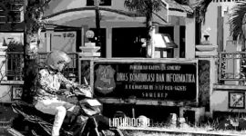 POTRET: Seorang pengendara melintas depan Kantor Dinas Komunikasi dan Informatika Kabupaten Sumenep, Jl KH. Mansur No 71 Sumenep (dok. redaksi linkking.id)
