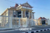 SISI JALAN: Gedung DPRD Sumenep tampak dari luar dengan desain megah dan berpagar putih. (Dok. Redaksi Linkking.id)
