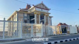 SISI JALAN: Gedung DPRD Sumenep tampak dari luar dengan desain megah dan berpagar putih. (Dok. Redaksi Linkking.id)