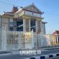 SISI JALAN: Gedung DPRD Sumenep tampak dari luar dengan desain megah dan berpagar putih. (Dok. Redaksi Linkking.id)