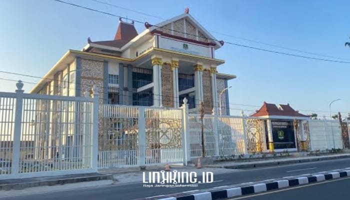 SISI JALAN: Gedung DPRD Sumenep tampak dari luar dengan desain megah dan berpagar putih. (Dok. Redaksi Linkking.id)