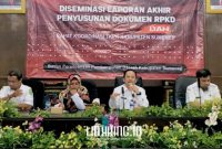 RAPAT: Kepala Bappeda Sumenep, Arif Firmanto, memimpin Diseminasi Laporan Akhir RPKD 2025-2029 di Aula Potre Koneng. (Dok. Redaksi Linkking.id)