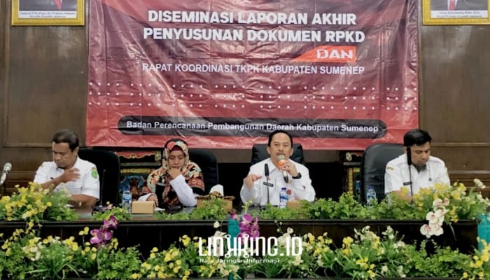 RAPAT: Kepala Bappeda Sumenep, Arif Firmanto, memimpin Diseminasi Laporan Akhir RPKD 2025-2029 di Aula Potre Koneng. (Dok. Redaksi Linkking.id)