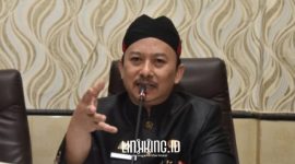 TEGAS: Kepala Bappeda Sumenep, Arif Firmanto, saat membahas strategi pengembangan blue economy dan konektivitas kepulauan dalam audiensi bersama tim Bappenas. (Dok.Redaksi Linkking.id)