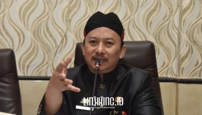TEGAS: Kepala Bappeda Sumenep, Arif Firmanto, saat membahas strategi pengembangan blue economy dan konektivitas kepulauan dalam audiensi bersama tim Bappenas. (Dok.Redaksi Linkking.id)