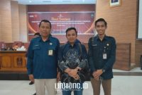 FOTO BERSAMA: Perwakilan KPU Sumenep berfoto bersama usai menghadiri Rakor Finalisasi Infografis Pilkada 2024 di Malang. Rakor ini bertujuan untuk menyusun laporan Pilkada yang lebih informatif dan transparan. (Dok. Redaksi Linkking)
