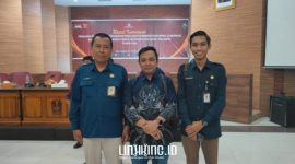 FOTO BERSAMA: Perwakilan KPU Sumenep berfoto bersama usai menghadiri Rakor Finalisasi Infografis Pilkada 2024 di Malang. Rakor ini bertujuan untuk menyusun laporan Pilkada yang lebih informatif dan transparan. (Dok. Redaksi Linkking)