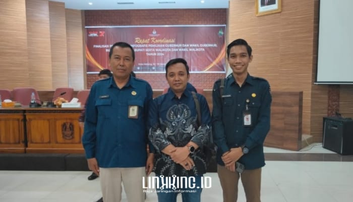 FOTO BERSAMA: Perwakilan KPU Sumenep berfoto bersama usai menghadiri Rakor Finalisasi Infografis Pilkada 2024 di Malang. Rakor ini bertujuan untuk menyusun laporan Pilkada yang lebih informatif dan transparan. (Dok. Redaksi Linkking)
