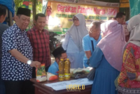 ANTUSIAS. Potret Kepala DKPP Sumenep, Chainur Rasyid, saat meninjau warga yang antusias berbelanja dalam GPM yang digelar DKPP Sumenep untuk menjaga stabilitas harga pangan. (doc.Redaksi Linkking.id)