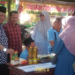 ANTUSIAS. Potret Kepala DKPP Sumenep, Chainur Rasyid, saat meninjau warga yang antusias berbelanja dalam GPM yang digelar DKPP Sumenep untuk menjaga stabilitas harga pangan. (doc.Redaksi Linkking.id)