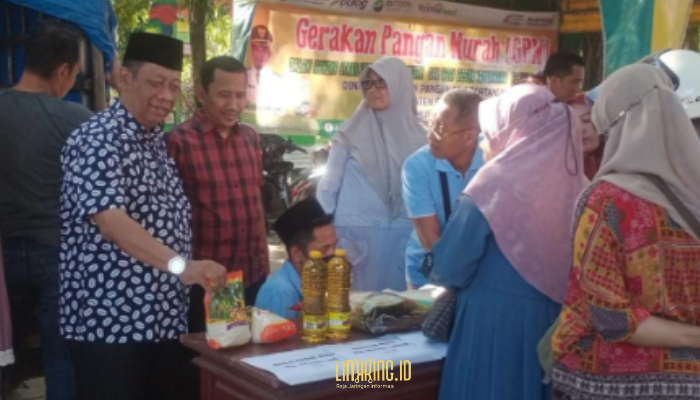 ANTUSIAS. Potret Kepala DKPP Sumenep, Chainur Rasyid, saat meninjau warga yang antusias berbelanja dalam GPM yang digelar DKPP Sumenep untuk menjaga stabilitas harga pangan. (doc.Redaksi Linkking.id)
