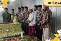 ZIARAH: Keluarga besar LBH Achmad Madani Putra saat foto bersama di sekitar makam Almarhum Achmad Madani bin H. Abdullah, sosok pendiri sekaligus guru besar mereka. (Dok. Redaksi)