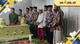 ZIARAH: Keluarga besar LBH Achmad Madani Putra saat foto bersama di sekitar makam Almarhum Achmad Madani bin H. Abdullah, sosok pendiri sekaligus guru besar mereka. (Dok. Redaksi)