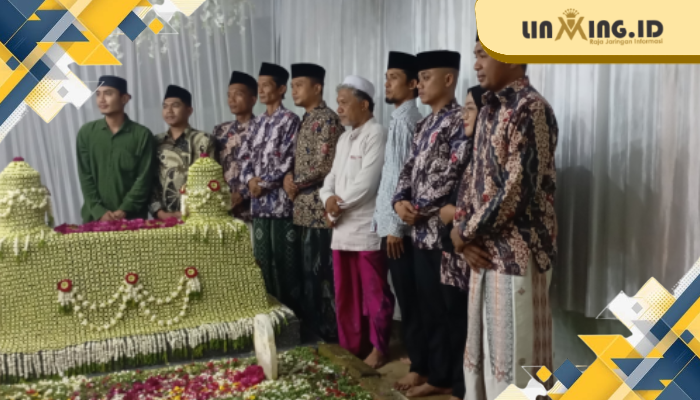 ZIARAH: Keluarga besar LBH Achmad Madani Putra saat foto bersama di sekitar makam Almarhum Achmad Madani bin H. Abdullah, sosok pendiri sekaligus guru besar mereka. (Dok. Redaksi)