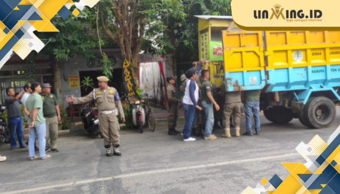 KOLABORASI: penertiban PKL yang langgar kesepakatan oleh DKUPP dengan Satpol PP Sumenep. (Dok. Istimewa)