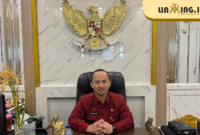 POTRET: Bapak Arif Firmanto, Kepala Bappeda Sumenep (tengah), saat berada di ruang kerja. kerja. (Dok. Redaksi)