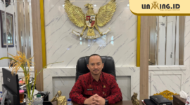 POTRET: Bapak Arif Firmanto, Kepala Bappeda Sumenep (tengah), saat berada di ruang kerja. kerja. (Dok. Redaksi)