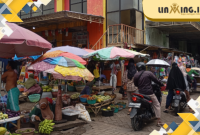 RAMAI: Keriuhan susasana pasar Anom yang sebentar lagi akan di revitalisasi. (Dok. Redaksi)