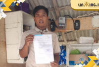 KORBAN : Jailani menunjukkan surat penagihan yang berasal dari oknum petugas PLN. (Dok. istimewa)