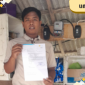 KORBAN : Jailani menunjukkan surat penagihan yang berasal dari oknum petugas PLN. (Dok. istimewa)