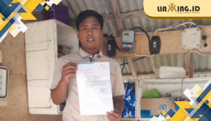 KORBAN : Jailani menunjukkan surat penagihan yang berasal dari oknum petugas PLN. (Dok. istimewa)