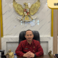 POTRET: Bapak Arif Firmanto, Kepala Bappeda Sumenep (tengah), saat berada di ruang kerja. kerja. (Dok. Redaksi)