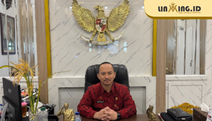 POTRET: Bapak Arif Firmanto, Kepala Bappeda Sumenep (tengah), saat berada di ruang kerja. kerja. (Dok. Redaksi)
