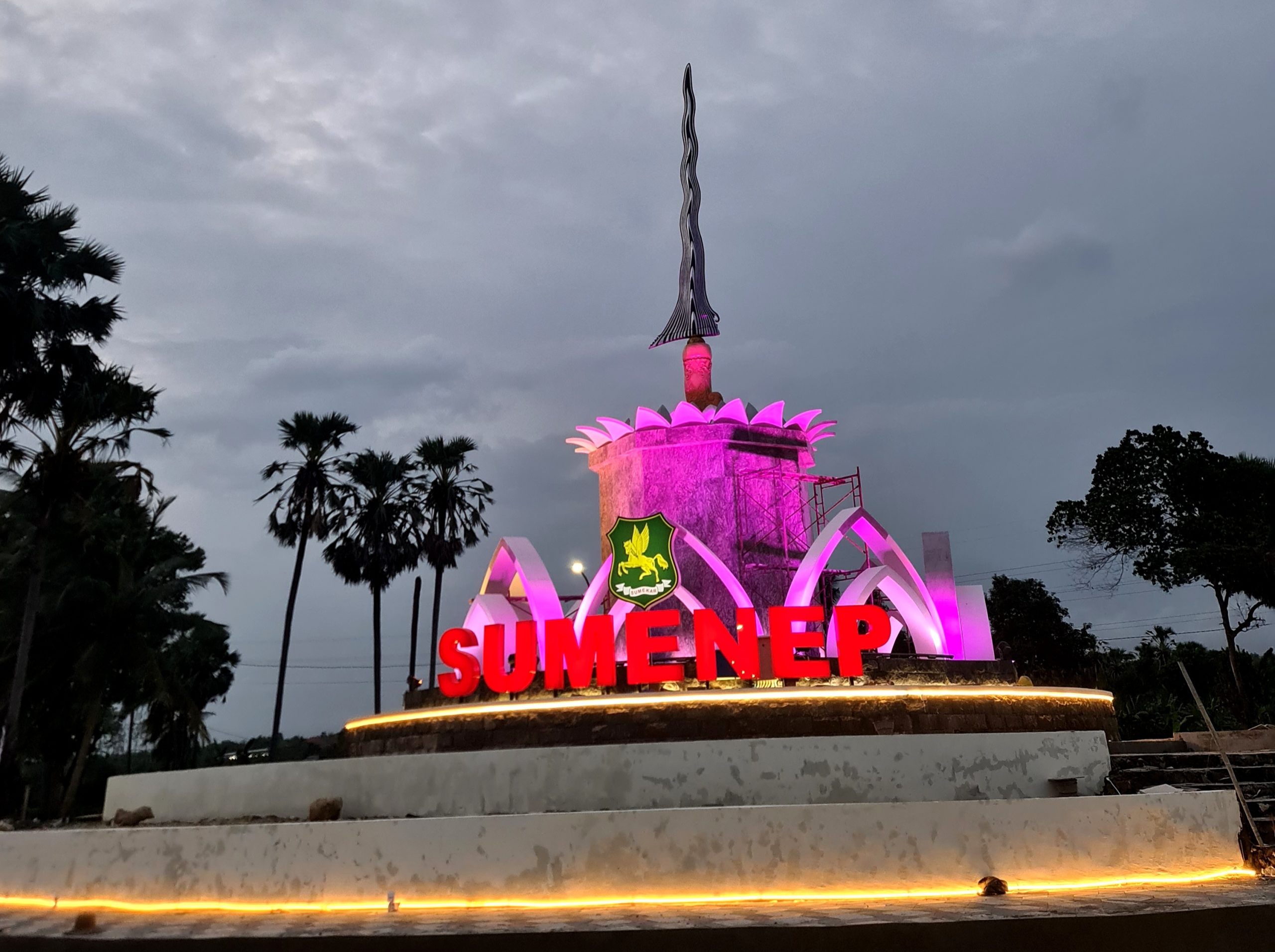 MEGAH. Potret Tugu Keris yang menjadi icon Sumenep dan terletak di perbatasan antara Sumenep dan Pamekasan. (Dok. Redaksi Linkking.id)