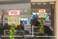 KOLASE. Potret salah satu pintu OPD di lingkungan Pemkab Sumenep yang tertempel stiker bertuliskan 'Hasil Korupsi Bukan Rejeki'. (Dok. Redaksi Linkking.id)