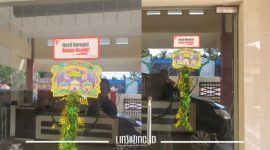 KOLASE. Potret salah satu pintu OPD di lingkungan Pemkab Sumenep yang tertempel stiker bertuliskan 'Hasil Korupsi Bukan Rejeki'. (Dok. Redaksi Linkking.id)