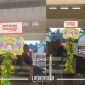 KOLASE. Potret salah satu pintu OPD di lingkungan Pemkab Sumenep yang tertempel stiker bertuliskan 'Hasil Korupsi Bukan Rejeki'. (Dok. Redaksi Linkking.id)