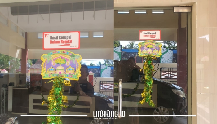 KOLASE. Potret salah satu pintu OPD di lingkungan Pemkab Sumenep yang tertempel stiker bertuliskan 'Hasil Korupsi Bukan Rejeki'. (Dok. Redaksi Linkking.id)
