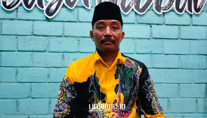 WAWANCARA. Potret Kepala Desa Badur, Atnawi, saat berkunjung ke kantor Linkking. (Dok. Redaksi Linking.id)
