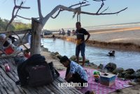 LIBURAN. Potret salah satu wisatawan asli Sumenep yang menikmati keindahan Pantai Badur. (Dok. Redaksi Linkking.id)