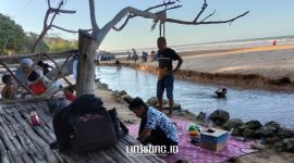 LIBURAN. Potret salah satu wisatawan asli Sumenep yang menikmati keindahan Pantai Badur. (Dok. Redaksi Linkking.id)