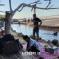 LIBURAN. Potret salah satu wisatawan asli Sumenep yang menikmati keindahan Pantai Badur. (Dok. Redaksi Linkking.id)
