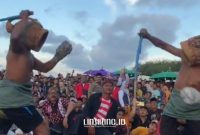 EVENT. Potret Festival Ojhung yang berlangsung meriah di Pantai Badur Sumenep pada Juni 2024 lalu. (Dok. Redaksi Linkking.id)