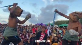 EVENT. Potret Festival Ojhung yang berlangsung meriah di Pantai Badur Sumenep pada Juni 2024 lalu. (Dok. Redaksi Linkking.id)