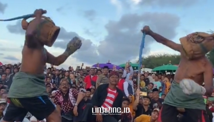 EVENT. Potret Festival Ojhung yang berlangsung meriah di Pantai Badur Sumenep pada Juni 2024 lalu. (Dok. Redaksi Linkking.id)