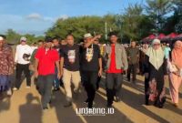 EVENT. Bupati Sumenep, Achmad Fauzi Wongsojudo, saat mengunjungi Pantai Badur dalam Festival Ojhung, didampingi Kepala Desa Atnawi, pada Juni 2024 lalu. (Dok. Redaksi Linkking)