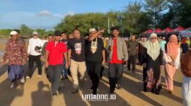 EVENT. Bupati Sumenep, Achmad Fauzi Wongsojudo, saat mengunjungi Pantai Badur dalam Festival Ojhung, didampingi Kepala Desa Atnawi, pada Juni 2024 lalu. (Dok. Redaksi Linkking)
