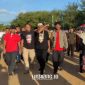 EVENT. Bupati Sumenep, Achmad Fauzi Wongsojudo, saat mengunjungi Pantai Badur dalam Festival Ojhung, didampingi Kepala Desa Atnawi, pada Juni 2024 lalu. (Dok. Redaksi Linkking)