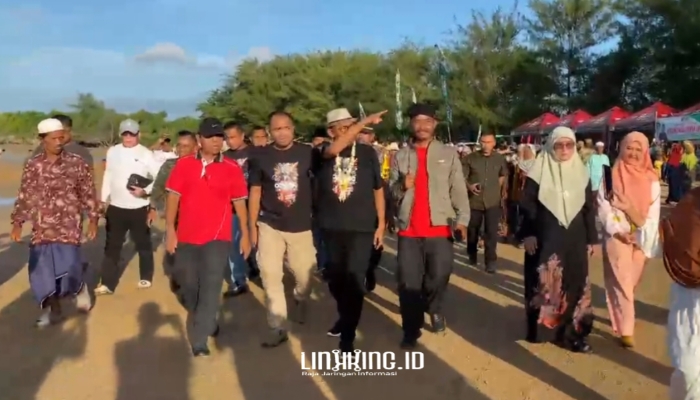 EVENT. Bupati Sumenep, Achmad Fauzi Wongsojudo, saat mengunjungi Pantai Badur dalam Festival Ojhung, didampingi Kepala Desa Atnawi, pada Juni 2024 lalu. (Dok. Redaksi Linkking)