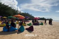MENAWAN. Potret suasana Pantai Badur seolah berada di Pantai Kuta Bali. (Dok. Redaksi Linkking.id)