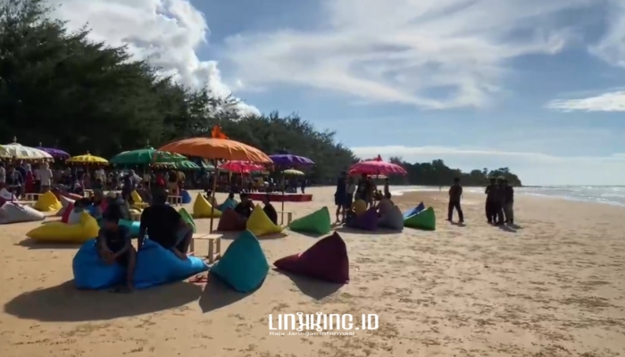 MENAWAN. Potret suasana Pantai Badur seolah berada di Pantai Kuta Bali. (Dok. Redaksi Linkking.id)