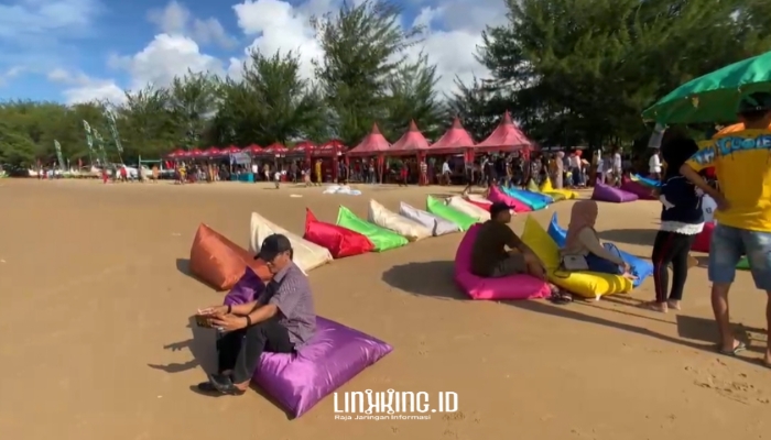 MENAWAN. Potret suasana Pantai Badur seolah berada di Pantai Kuta Bali. (Dok. Redaksi Linkking.id)