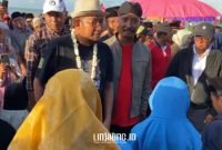 EVENT. Bupati Sumenep, Achmad Fauzi Wongsojudo, saat mengunjungi Pantai Badur dalam Festival Ojhung, didampingi Kepala Desa Atnawi, pada Juni 2024 lalu. (Dok. Redaksi Linkking)