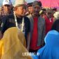 EVENT. Bupati Sumenep, Achmad Fauzi Wongsojudo, saat mengunjungi Pantai Badur dalam Festival Ojhung, didampingi Kepala Desa Atnawi, pada Juni 2024 lalu. (Dok. Redaksi Linkking)